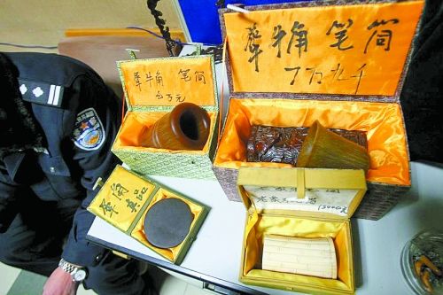 這些商品被暫扣，并根據(jù)鑒定情況對販賣者依法處罰。 記者 閆化莊 攝