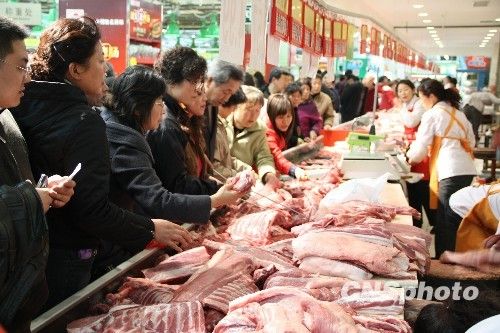 資料圖。1月份CPI等經濟數(shù)據(jù)將于今天發(fā)布。多家機構預計，受春節(jié)“錯位”因素及豬肉價格回落影響，1月CPI同比漲幅在1.8%左右。從各機構發(fā)布的報告來看，從2月開始，CPI或將進入新一輪上行周期。