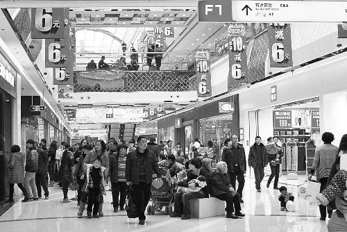  近年來，在商場“過年”成了很多市民的選擇。