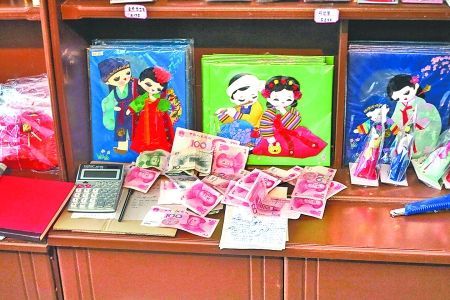 2012年6月21日，在朝鮮羅先特別市的一家商店里，柜臺(tái)上散落著一些人民幣。在朝鮮，人民幣比本國(guó)的貨幣更受歡迎。 CFP供圖