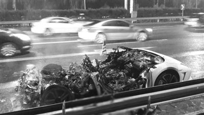 蘭博基尼自燃后報(bào)廢?！∥⒉┚W(wǎng)友 SCC寬寬 攝