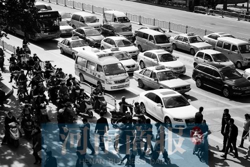 紫荊山路與商城路交叉口，見無車讓行，一輛救護車只好選擇右轉(zhuǎn)車道直行 記者 邱曉峰/攝