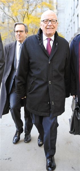 　20日，默多克走出法庭。