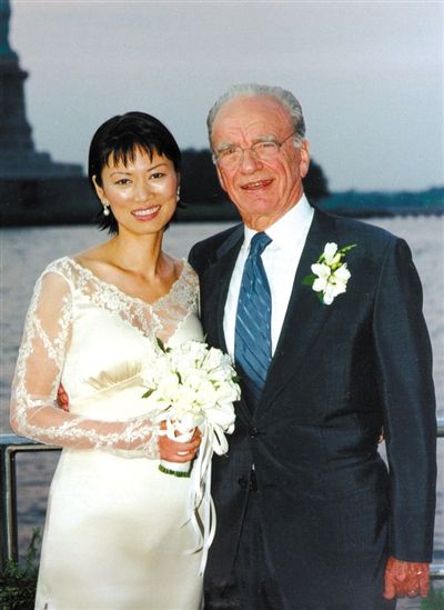 1999年6月，68歲的默多克與30歲的鄧文迪結(jié)婚。