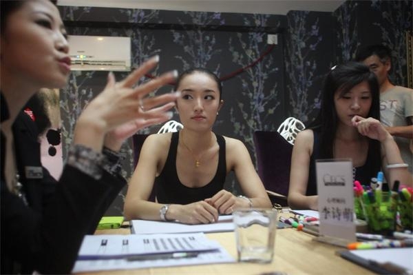 圖為參選者在等待選拔。