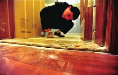 新房地板瓷磚有裂痕。 本報記者 陶冉 攝