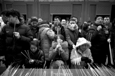 雍和宮，市民在燒香祈福