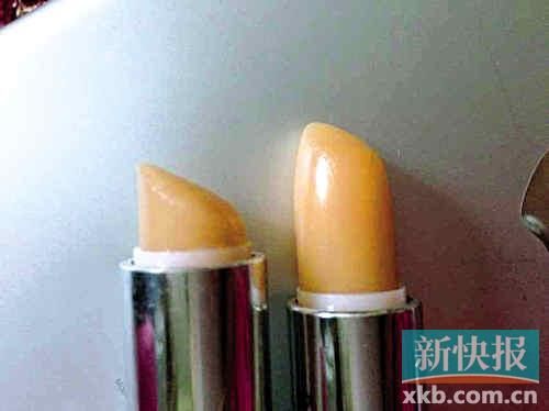 ■蘇小姐將其在專柜和聚美優(yōu)品購買的伊麗莎白雅頓唇膏對比，產(chǎn)品包裝和唇膏顏色明顯不同。