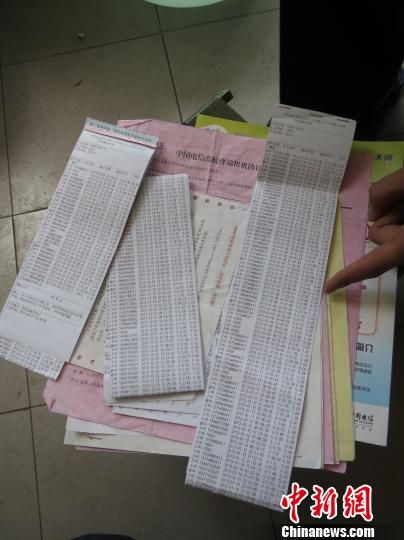 圖為王澤母睿收集的話費(fèi)詳單等證據(jù)。 白琥 攝