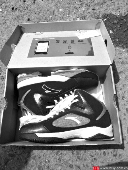 劉先生下單訂購的運動鞋包裝為“耐克”，里面卻是“安踏”。 受訪者供圖