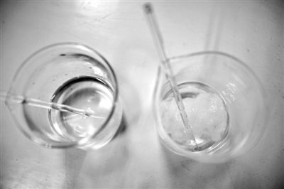 溶解檢測法中，左邊溶入真蠶絲的液體變得渾濁，完全溶解。