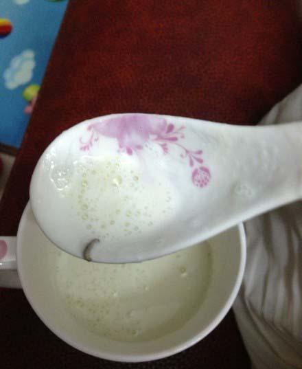 消費(fèi)者在美贊臣奶粉中吃出蟲子。