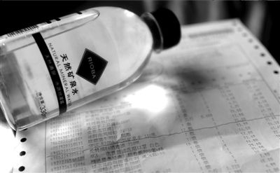 長綠苔的礦泉水和超市購物清單。 京華時(shí)報(bào)記者 王苡萱 攝