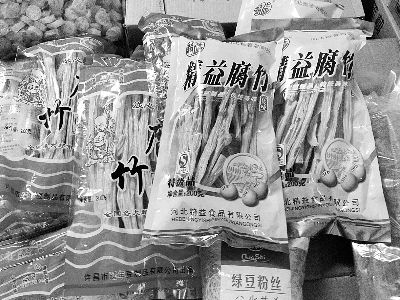內(nèi)黃腐竹含吊白塊被曝光后，市場(chǎng)上內(nèi)黃產(chǎn)腐竹難覓蹤跡。攤主所售產(chǎn)品大多出自河南許昌和河北保定