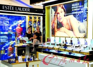 今年以來(lái)，雅詩(shī)蘭黛等大牌化妝品相繼被檢出不合格產(chǎn)品。（圖片來(lái)源：廣州日?qǐng)?bào) 王燕攝）