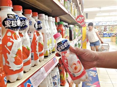 昨日，勁松京客隆超市貨架上，可口可樂果粒奶優(yōu)仍在售?？煽诳蓸饭咀蛉瞻l(fā)表聲明稱，已使用25公斤可能受到肉毒桿菌污染的乳粉，用于生產(chǎn)個別批次的美汁源果粒奶優(yōu)。新京報記者 韓萌 攝