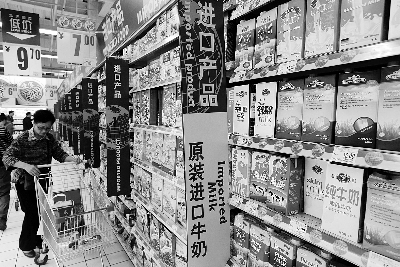 在通州某超市，進(jìn)口奶粉、純牛奶打出“原裝進(jìn)口”的招牌吸引消費(fèi)者購買 攝/法制晚報記者 黑克