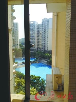 番禺某養(yǎng)老公寓外可見(jiàn)室外泳池。羅樺琳/圖