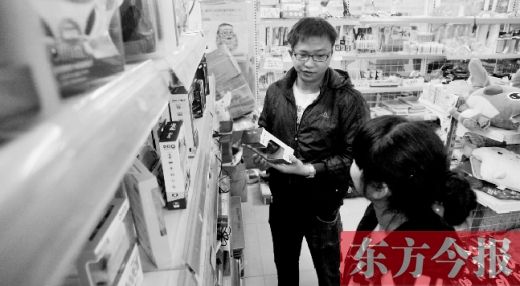 大學(xué)生創(chuàng)業(yè)孵化園內(nèi)，大學(xué)生S團實體店的工作人員在向兩個同學(xué)推介商品