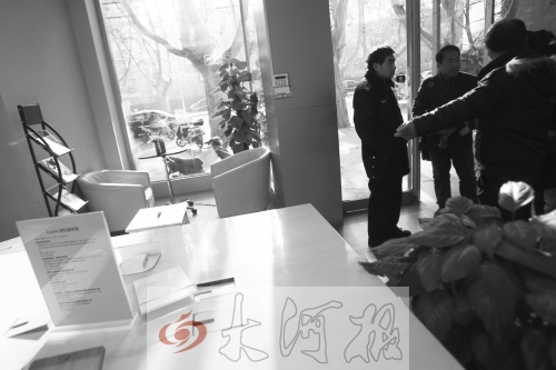 人民路上的這家商店,夜間疑被一男子隔著門縫用長竿偷走一臺蘋果ipad air。