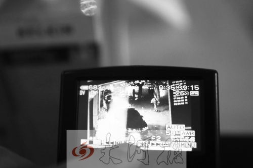 人民路上的這家商店,夜間疑被一男子隔著門縫用長竿偷走一臺蘋果ipad air。