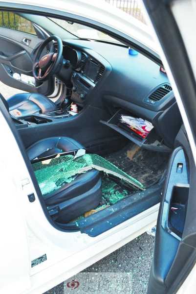 車玻璃被砸碎，車內(nèi)被翻動。