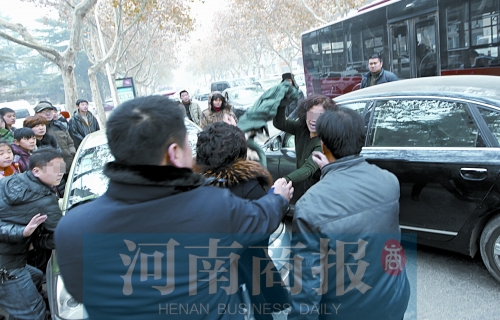 兩名女子廝打在一起，民警上前勸架