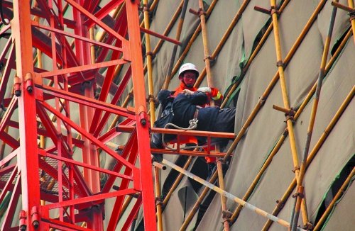 消防隊(duì)員將下不來的討薪者救下 消防隊(duì)員將下不來的討薪者救下