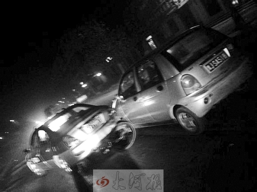 撞上出租車QQ才停下，兩車間還夾著一輛自行車。