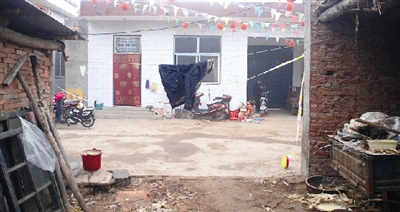 辦喜事扯的彩條還沒有褪色，這個(gè)農(nóng)家小院就發(fā)生了慘案。