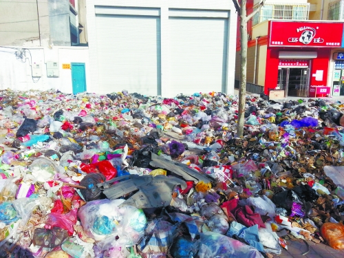 人行道上，垃圾“綿延”30來米。