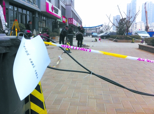 這處危險(xiǎn)路段，從表面看沒(méi)有一點(diǎn)異常。但是在地面下，坍塌的大坑可裝下中巴車(chē)。