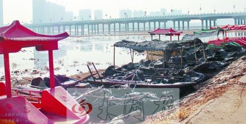 被燒毀的觀光船，殘破不堪。