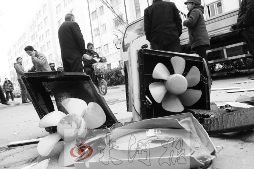 7樓一住戶家中天然氣爆炸，廚房里的排氣扇被炸得掉落地上。