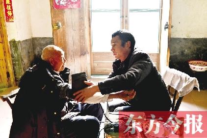 村醫(yī)行醫(yī)24年免費(fèi)為五保戶看病 摩托車騎壞2輛 村醫(yī)行醫(yī)24年免費(fèi)為五保戶看病 摩托車騎壞2輛