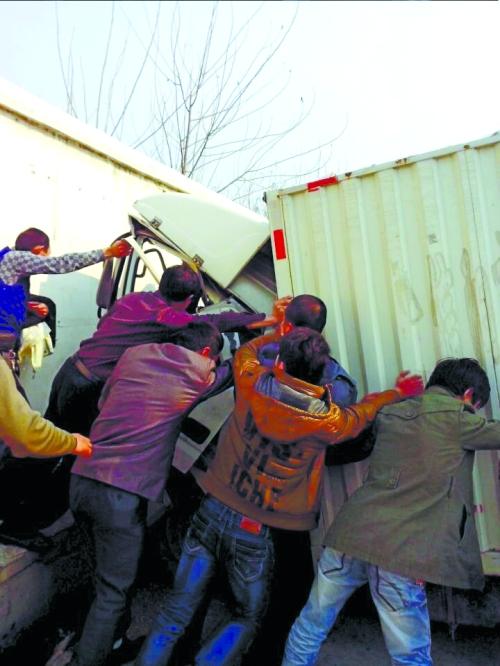 眾人把車往后推，從駕駛室救人