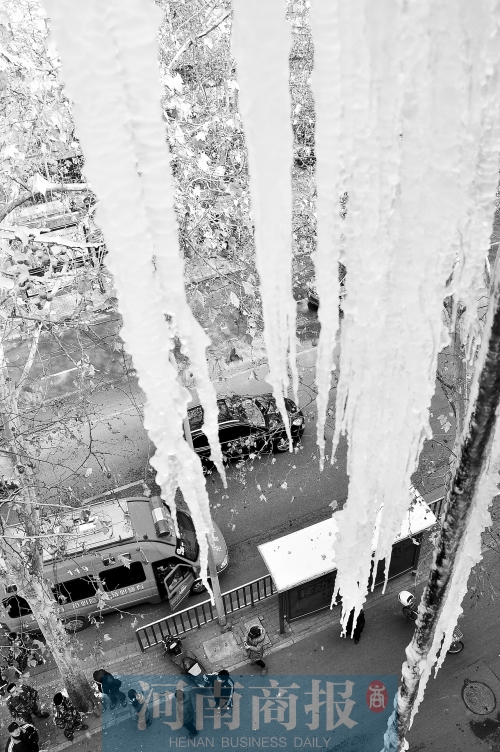 冰掛直指地面，知情的路人不得不繞道而過