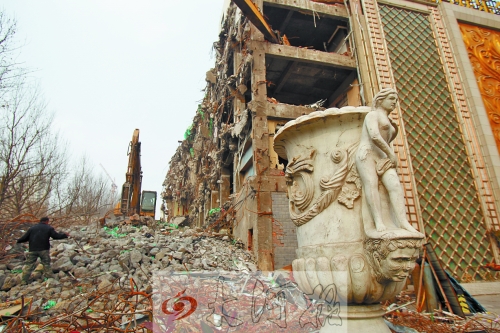 城東路下穿隧道動(dòng)工，建筑垃圾占據(jù)了人行道。