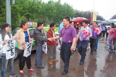 專案組押解嫌疑人回洛，的哥的姐自發(fā)前來迎接。