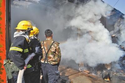 火勢兇猛，濃煙滾滾，消防官兵正在奮力救火。