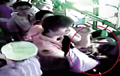 一名小偷拉開了乘客李女士的包，并在包里摸了足足3分多鐘。最終，李女士被偷了2.4萬多元錢?！?翻拍視