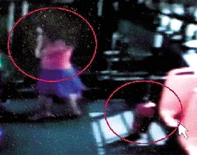 去年10月份的一天，一名女乘客打著電話下了車，包丟在了車上。(翻拍視頻)