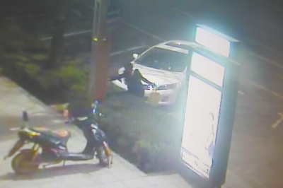 監(jiān)控視頻顯示，一名女子正在往路燈桿和路牌燈箱上噴涂。