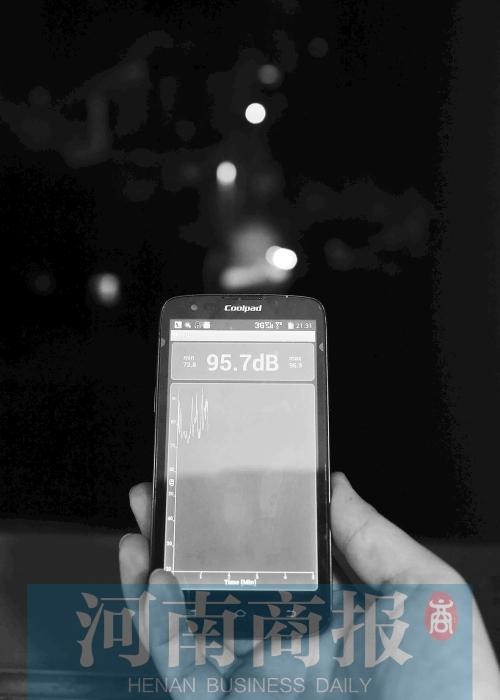 在黃先生家中，測(cè)得噪音為95.7分貝