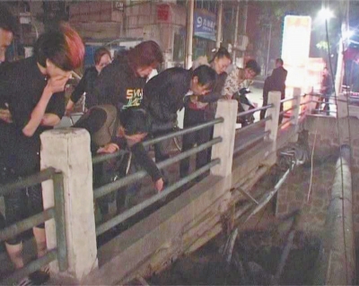 圍觀群眾感嘆橋那么高，被扔下橋的劉先生真是“萬(wàn)幸”。