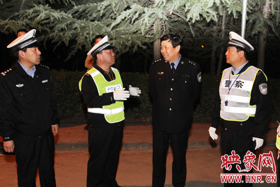 該支隊支隊長石軍(左二)、政委周西漢（左一）在向省總隊督導(dǎo)組匯報整治酒駕時的情景。