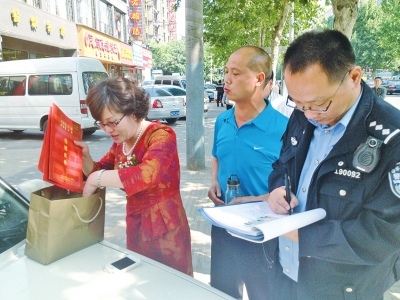 失主在清點、認領(lǐng)失物。