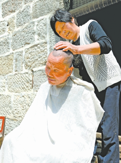 為了照顧兩個(gè)小叔，馬英專門學(xué)會了理發(fā)。