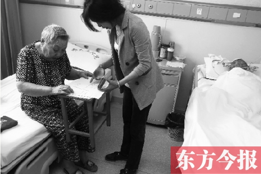 昨日，鄭大五附院二號樓住院部，馬老太寫下委托書，并簽字摁指印委托女兒代理為昏迷老伴解鎖取錢