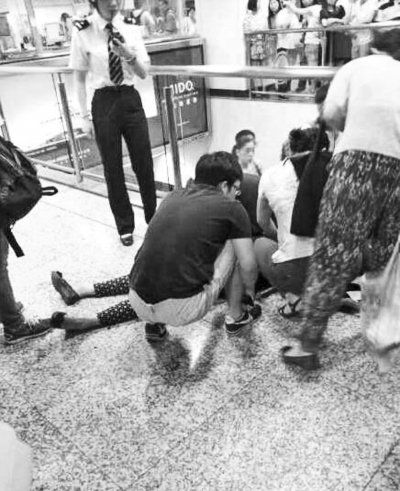 男子繼母被捅傷后跑到站內(nèi)，倒在了地上（圖片來自網(wǎng)絡(luò)）。